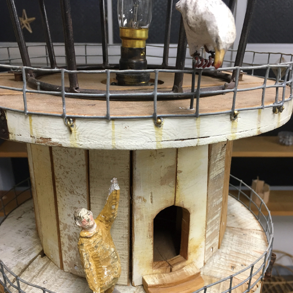 灯台1号の人と鳥